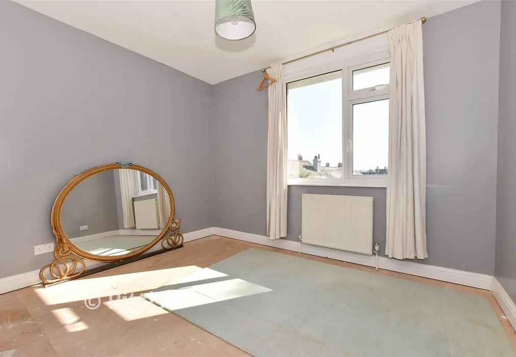 Bedroom 1 - Park Road, Cowes, Isle of Wight - Wards of Kent
