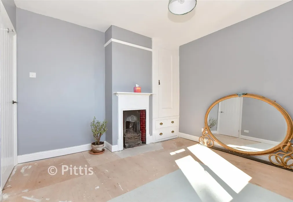 Bedroom 1 - Park Road, Cowes, Isle of Wight - Wards of Kent