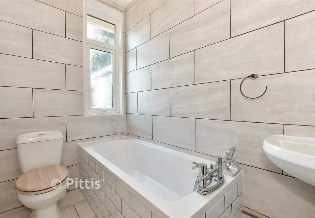 Bathroom - Park Road, Cowes, Isle of Wight - Wards of Kent
