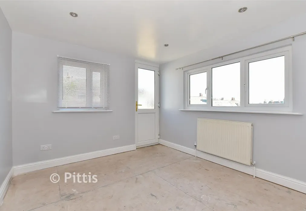 Snug - Park Road, Cowes, Isle of Wight - Wards of Kent
