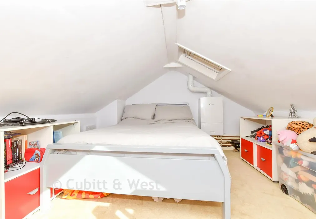 Loft Room - Crossbush Lane, Crossbush, Arundel, West Sussex - Wards of Kent