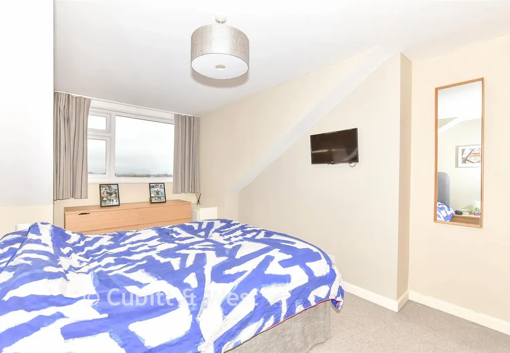 Bedroom 1 - Clarence Parade, Southsea, Hampshire - Wards of Kent