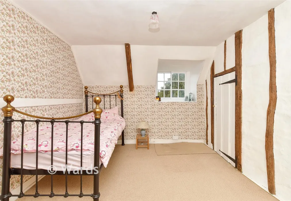 Attic Room 2 - Brogdale Road, Faversham, Kent - Wards of Kent