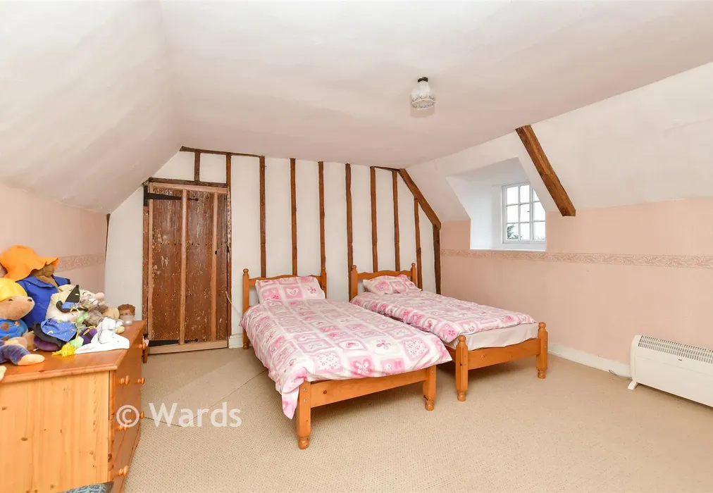 Attic Room 1 - Brogdale Road, Faversham, Kent - Wards of Kent
