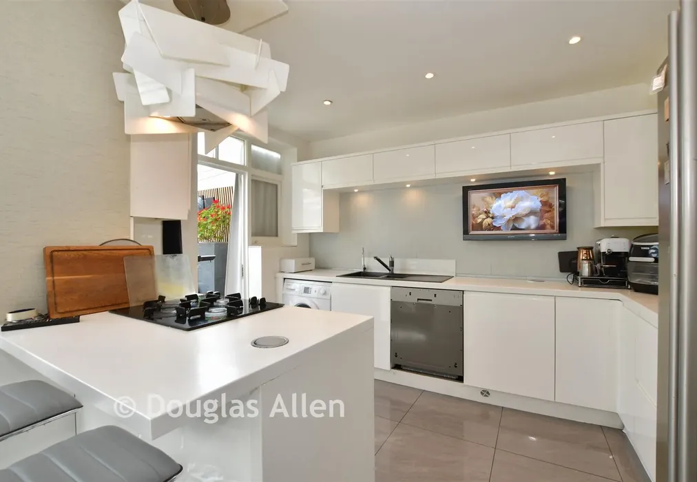 Kitchen - Larkshall Road, Chingford - Wards of Kent
