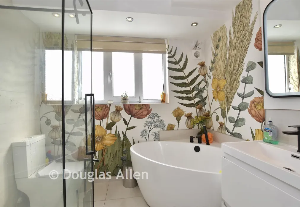 Bathroom - Larkshall Road, Chingford - Wards of Kent