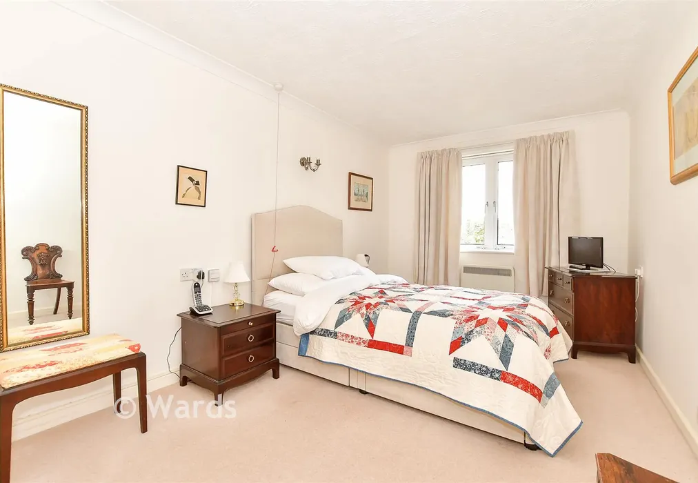 Bedroom 1 - Woodbury Lane, Tenterden, Kent - Wards of Kent