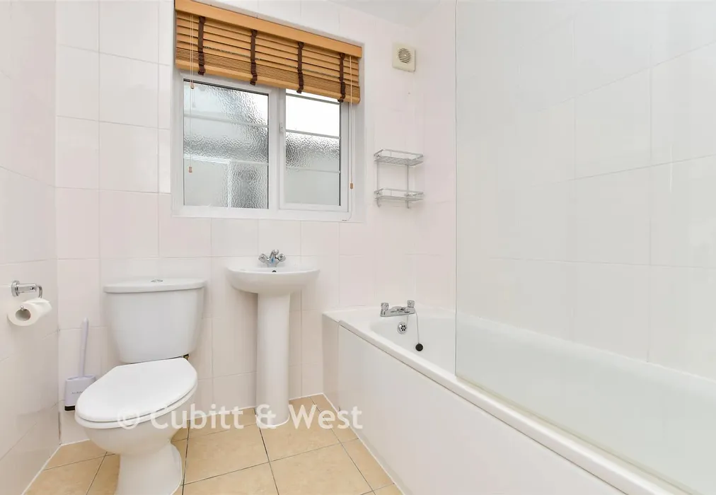 Bathroom - Bridle Road, Shirley, Croydon, Surrey - Wards of Kent