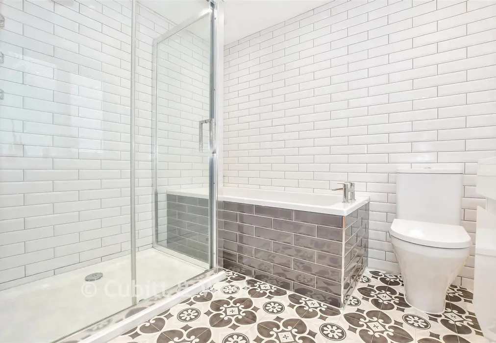 Bathroom - Newchapel Road, Lingfield, Surrey - Wards of Kent