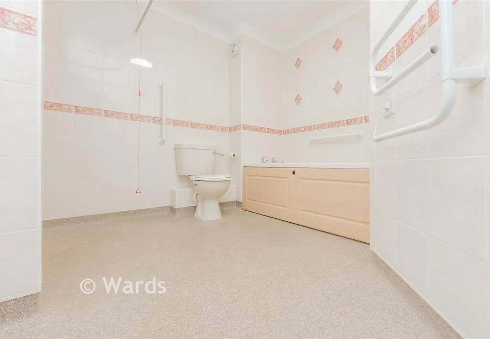 Bathroom - Glen View, Gravesend, Kent - Wards of Kent