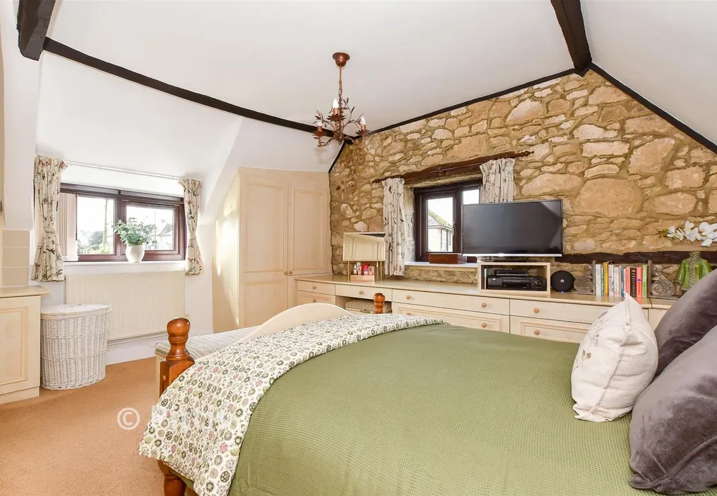 Bedroom 1 - Warlands Lane, Shalfleet, Newport, Isle of Wight - Wards of Kent