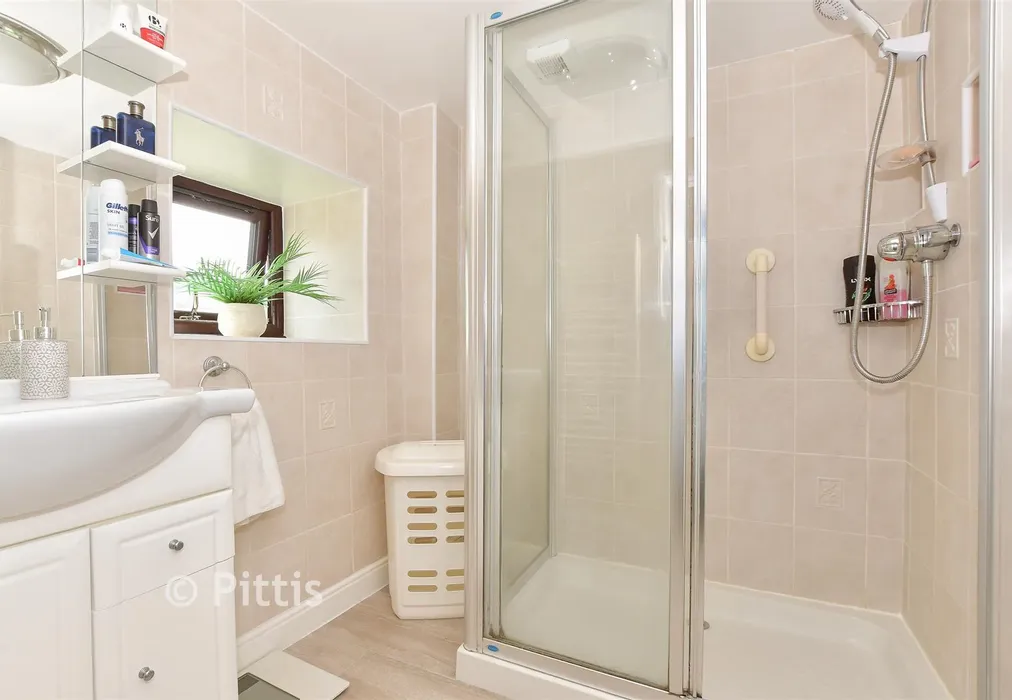 Shower Room - Warlands Lane, Shalfleet, Newport, Isle of Wight - Wards of Kent