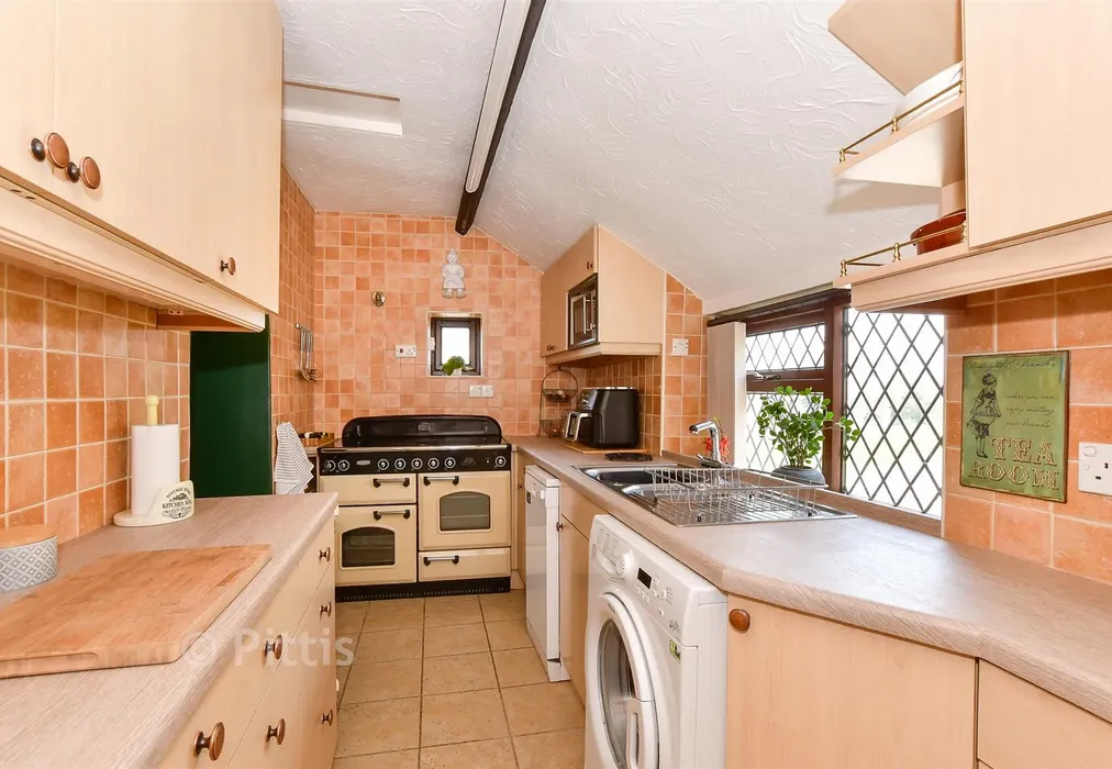 Kitchen - Warlands Lane, Shalfleet, Newport, Isle of Wight - Wards of Kent