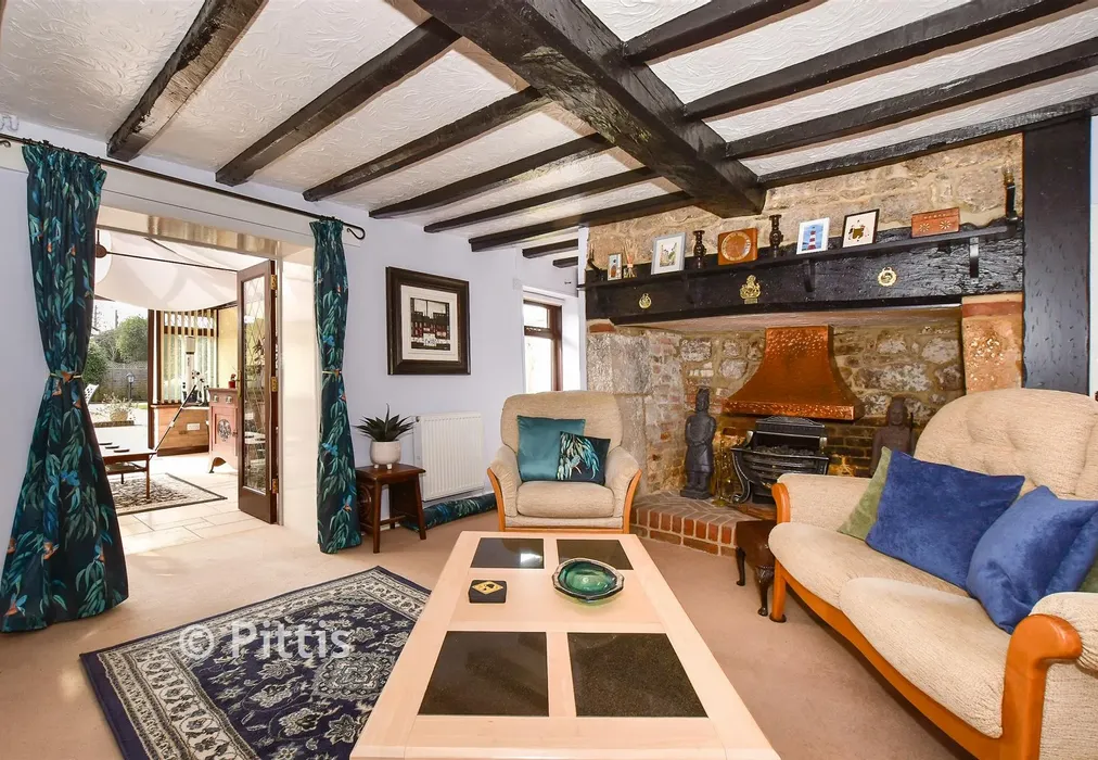 Internal Lifestyle Photograph - Warlands Lane, Shalfleet, Newport, Isle of Wight - Wards of Kent