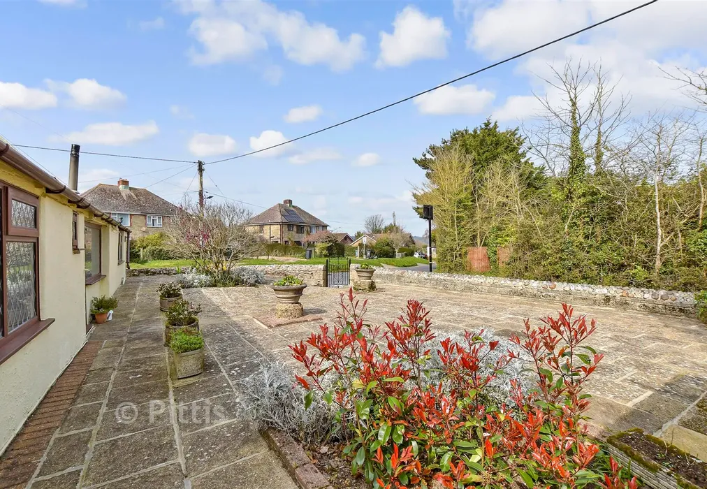 Front Garden - Warlands Lane, Shalfleet, Newport, Isle of Wight - Wards of Kent