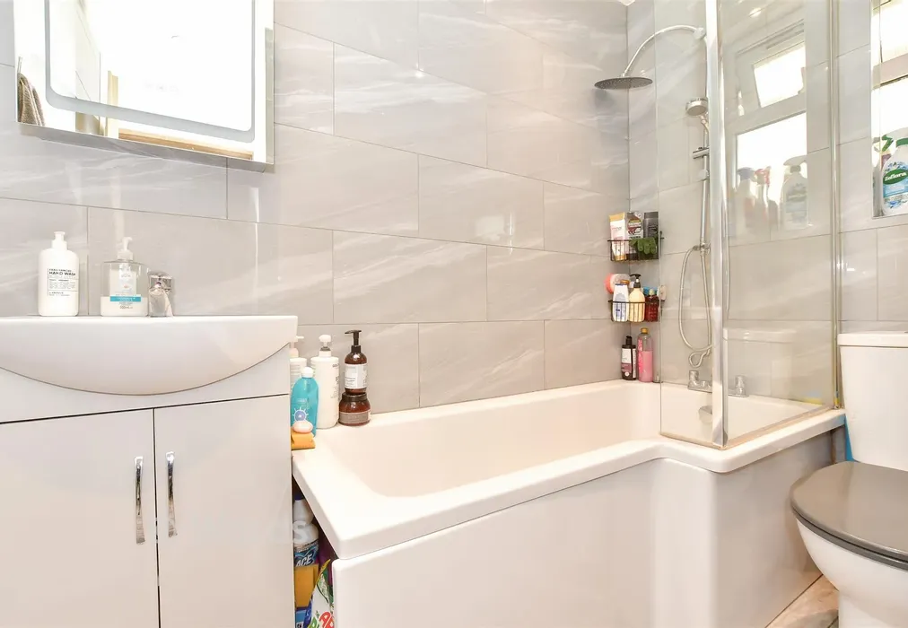 Bathroom - Prestedge Avenue, Ramsgate, Kent - Wards of Kent