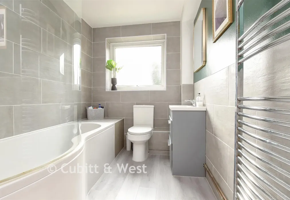Bathroom - Ridgeway Road, Redhill, Surrey - Wards of Kent