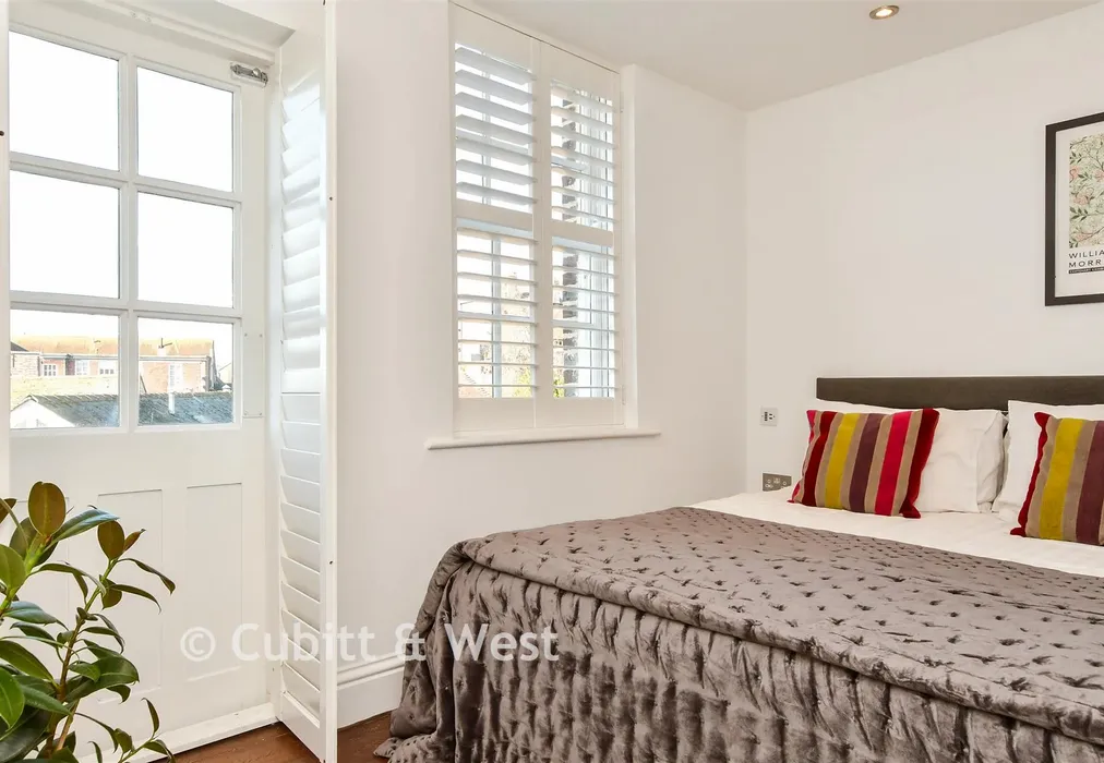 Internal Lifestyle Photograph - High Street, Arundel, West Sussex - Wards of Kent