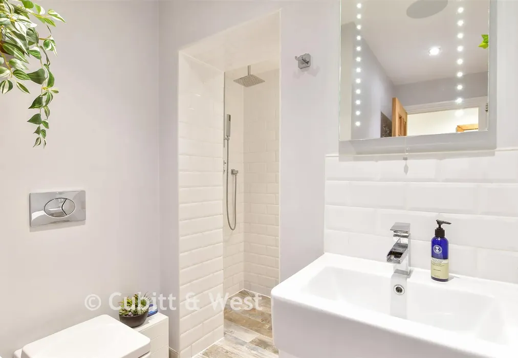 Shower Room - High Street, Arundel, West Sussex - Wards of Kent