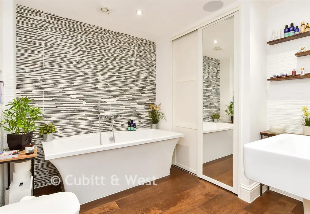 Bathroom - High Street, Arundel, West Sussex - Wards of Kent