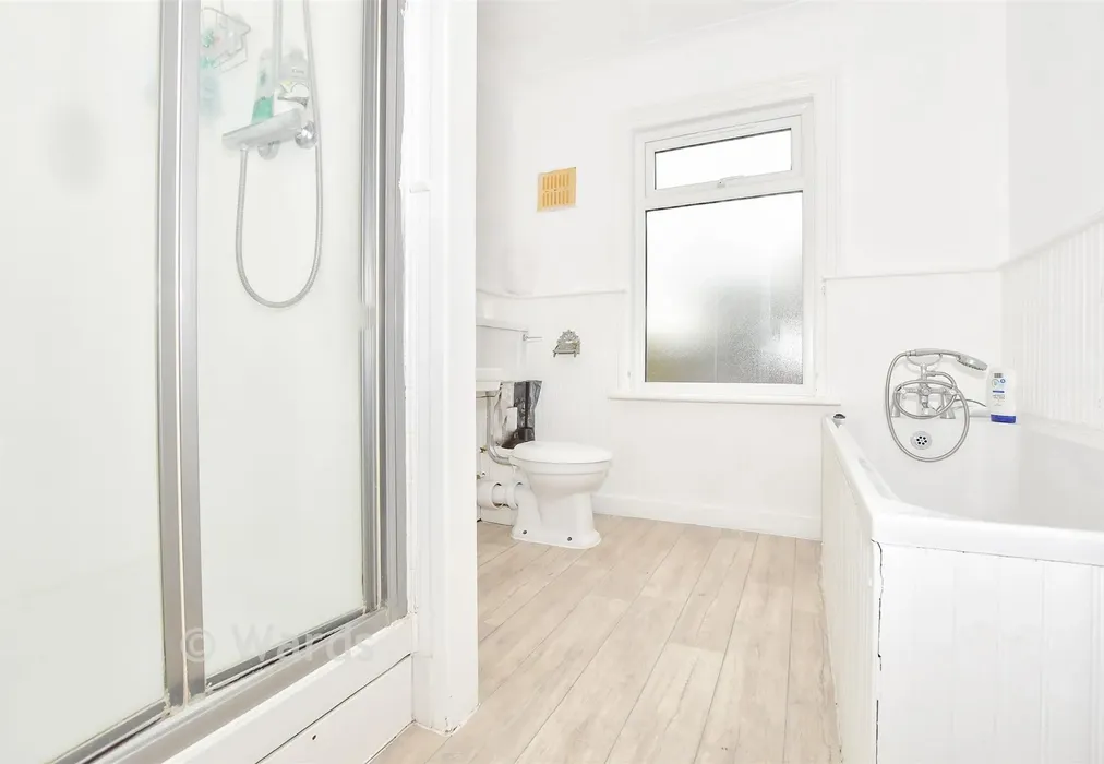 Bathroom - Postley Road, Maidstone, Kent - Wards of Kent