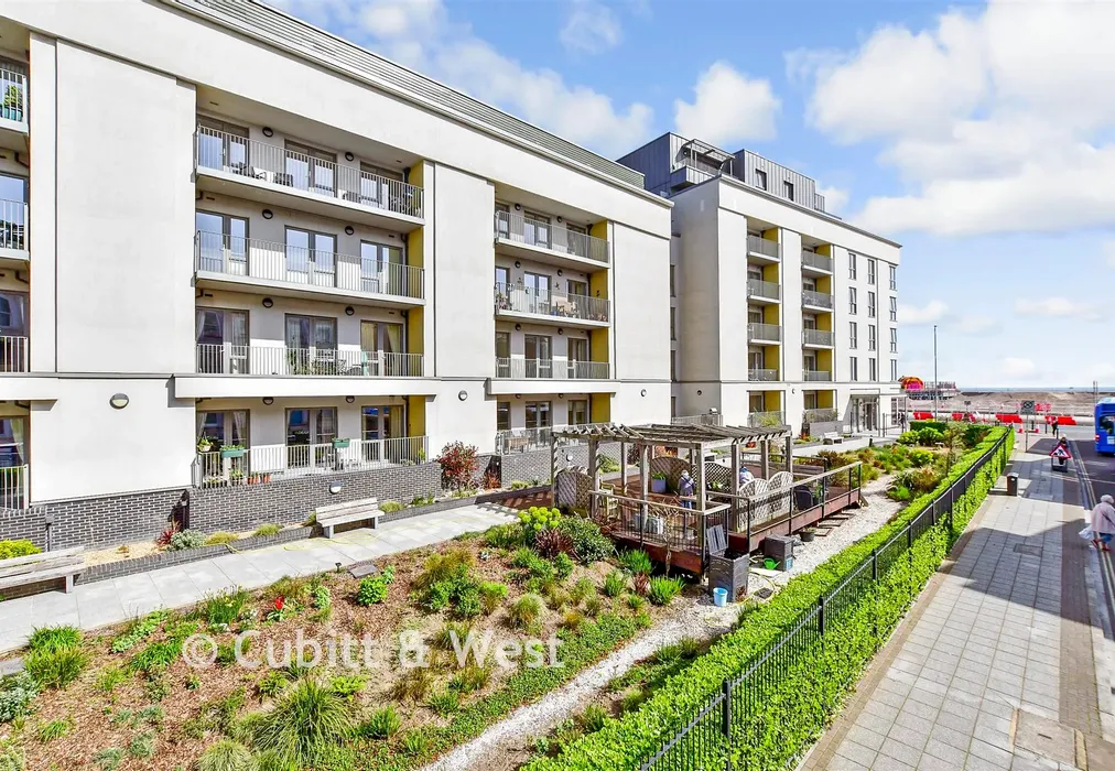 External Lifestyle Photograph - South Parade, Southsea, Hampshire - Wards of Kent