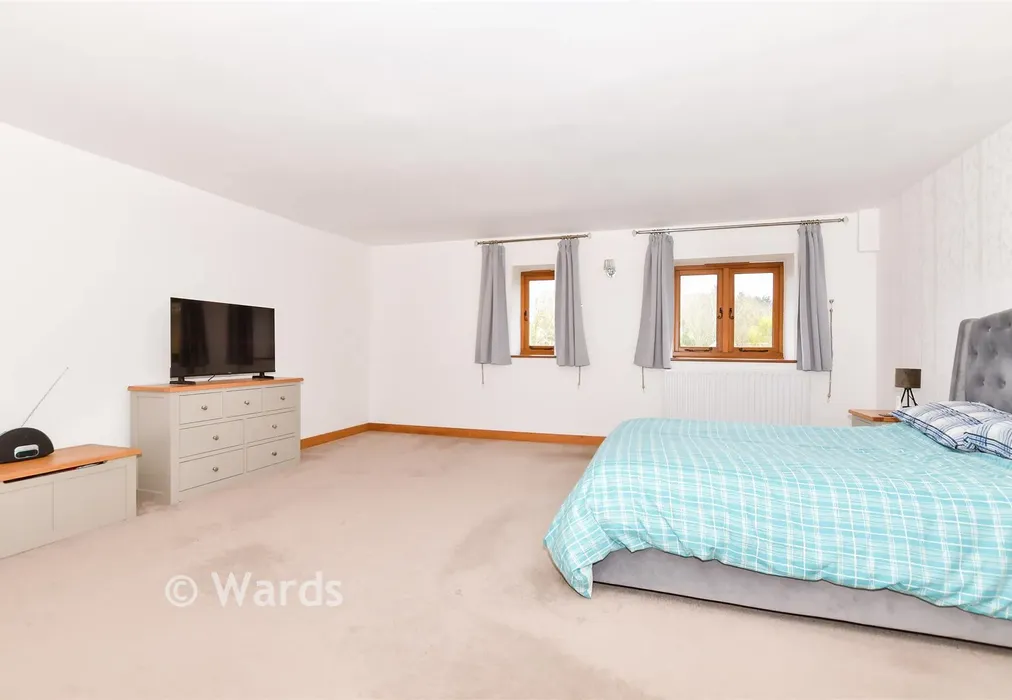 Bedroom 1 - Church Lane, West Farleigh, Maidstone, Kent - Wards of Kent