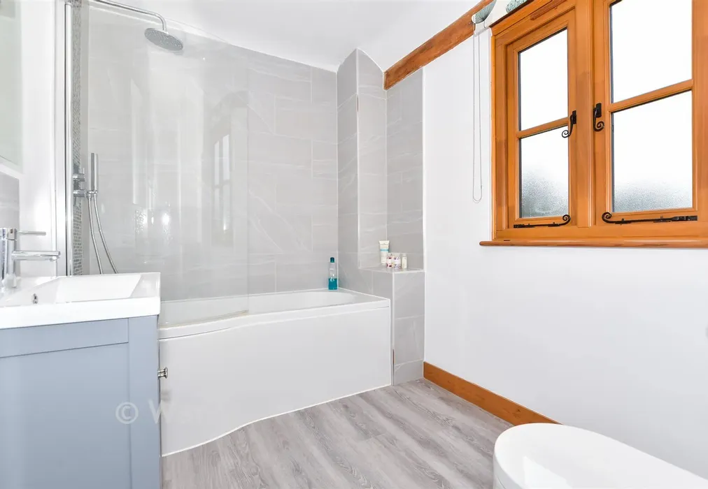 Bathroom - Church Lane, West Farleigh, Maidstone, Kent - Wards of Kent