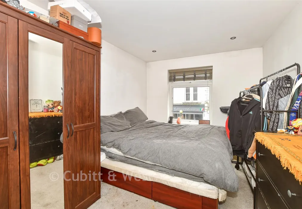 Bedroom - The Broadway, Crowborough, East Sussex - Wards of Kent