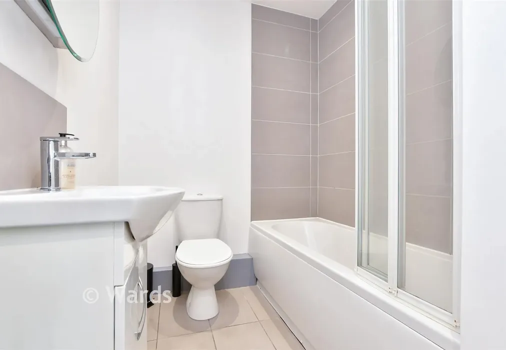 Bathroom - Lewis Crescent, Cliftonville, Margate, Kent - Wards of Kent