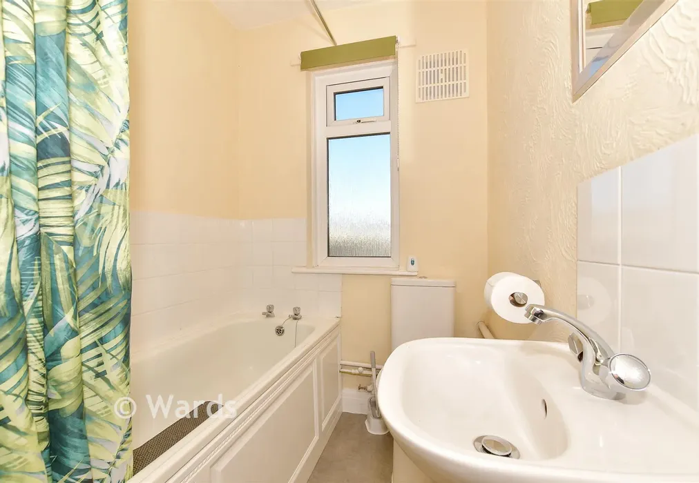 Bathroom - Walmer Road, Whitstable, Kent - Wards of Kent