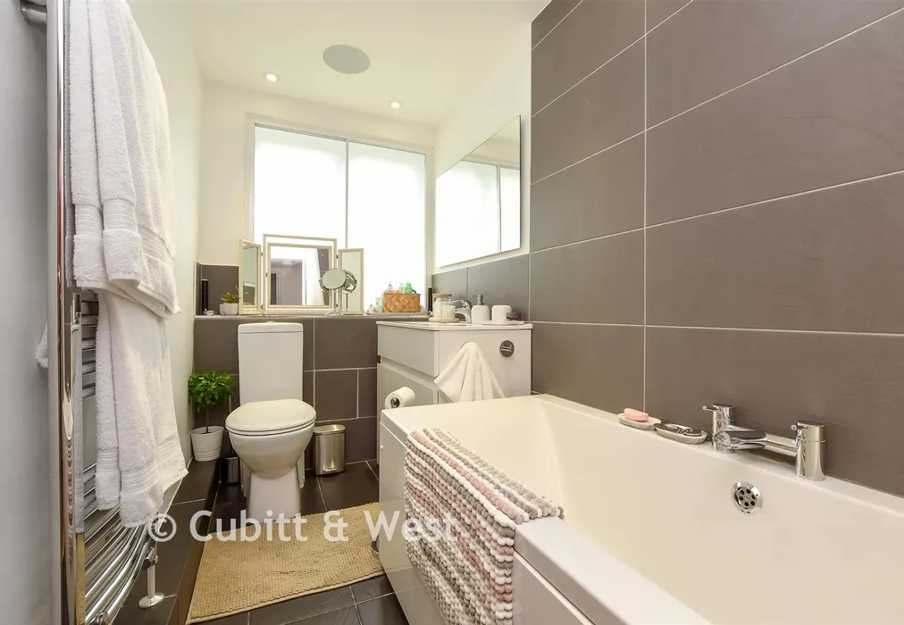 Bathroom - Doods Road, Reigate, Surrey - Wards of Kent