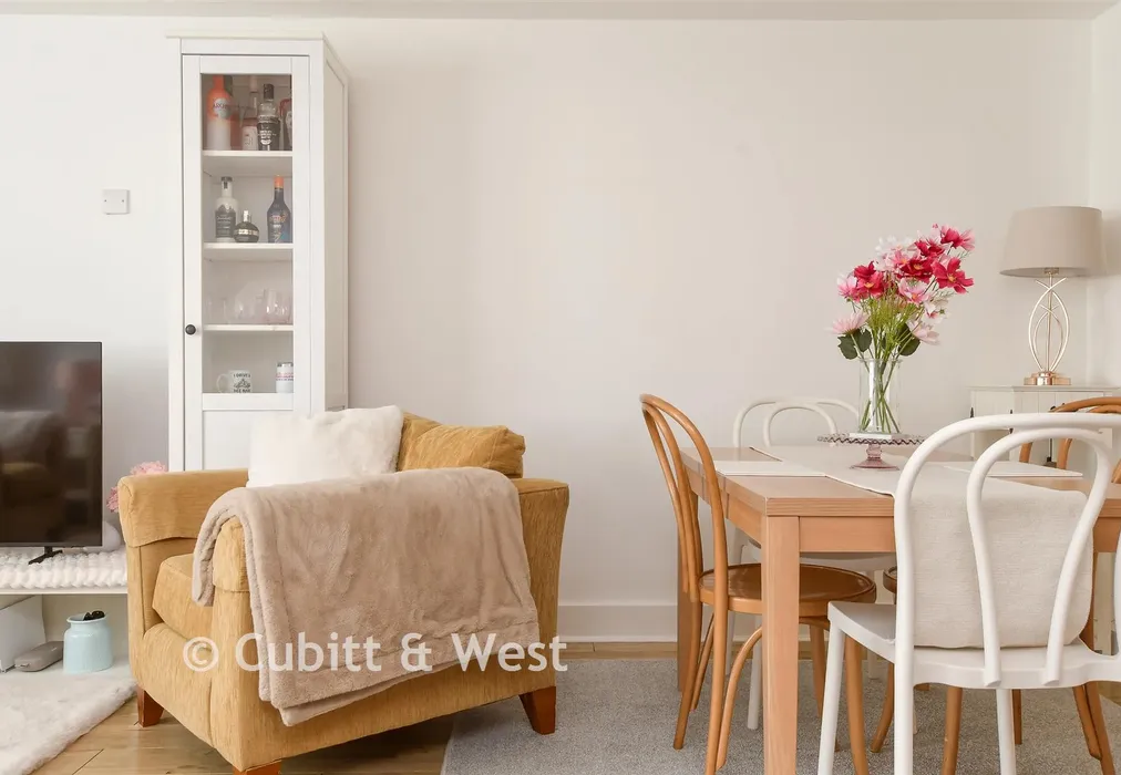 Internal Lifestyle Photograph - Doods Road, Reigate, Surrey - Wards of Kent