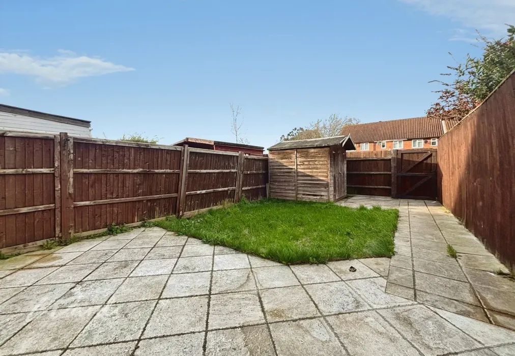 Garden. - Knights Manor Way Dartford DA1 - Wards of Kent