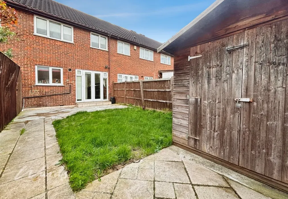 Garden - Knights Manor Way Dartford DA1 - Wards of Kent