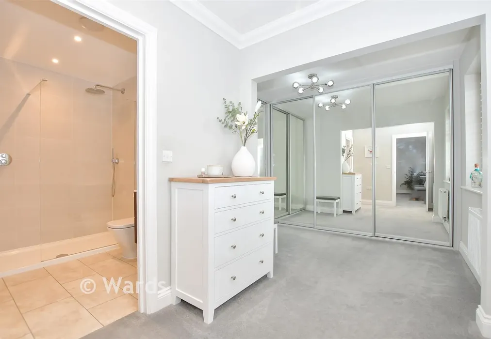 Dressing Area & En Suite - Vicarage Fields, Linton, Maidstone, Kent - Wards of Kent