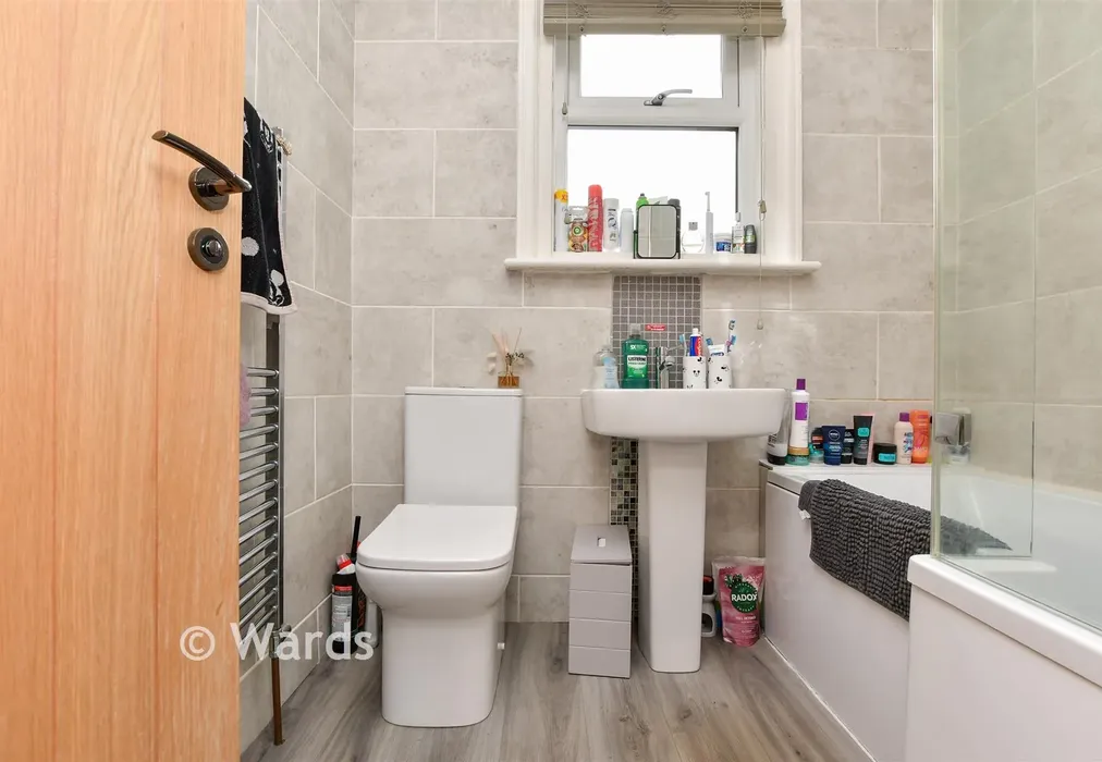 Bathroom - Connaught Road, Margate, Kent - Wards of Kent