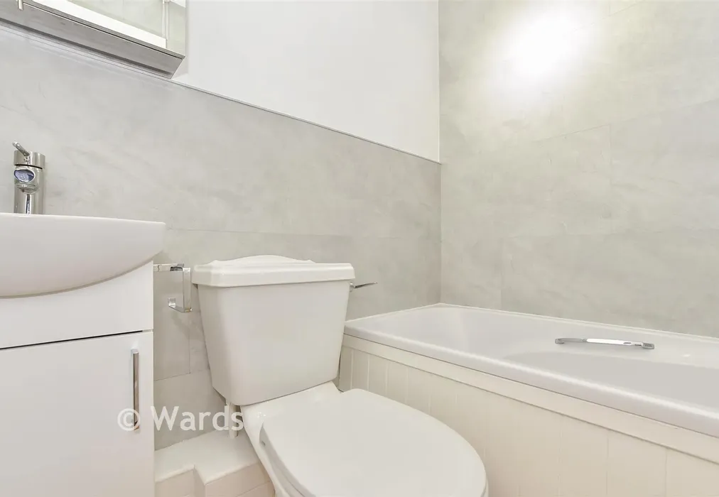 Bathroom - Swan Street, West Malling, Kent - Wards of Kent