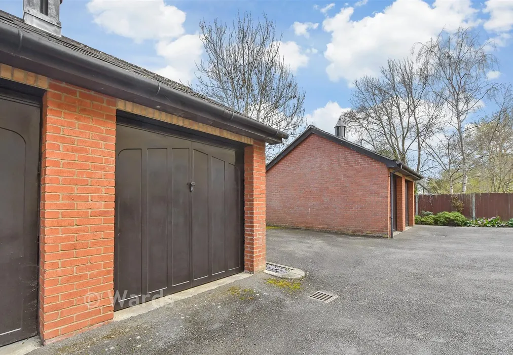 Garage - Swan Street, West Malling, Kent - Wards of Kent