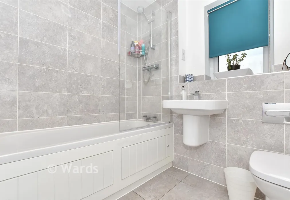 Bathroom - Merlyn Drive, Kings Hill, West Malling, Kent - Wards of Kent