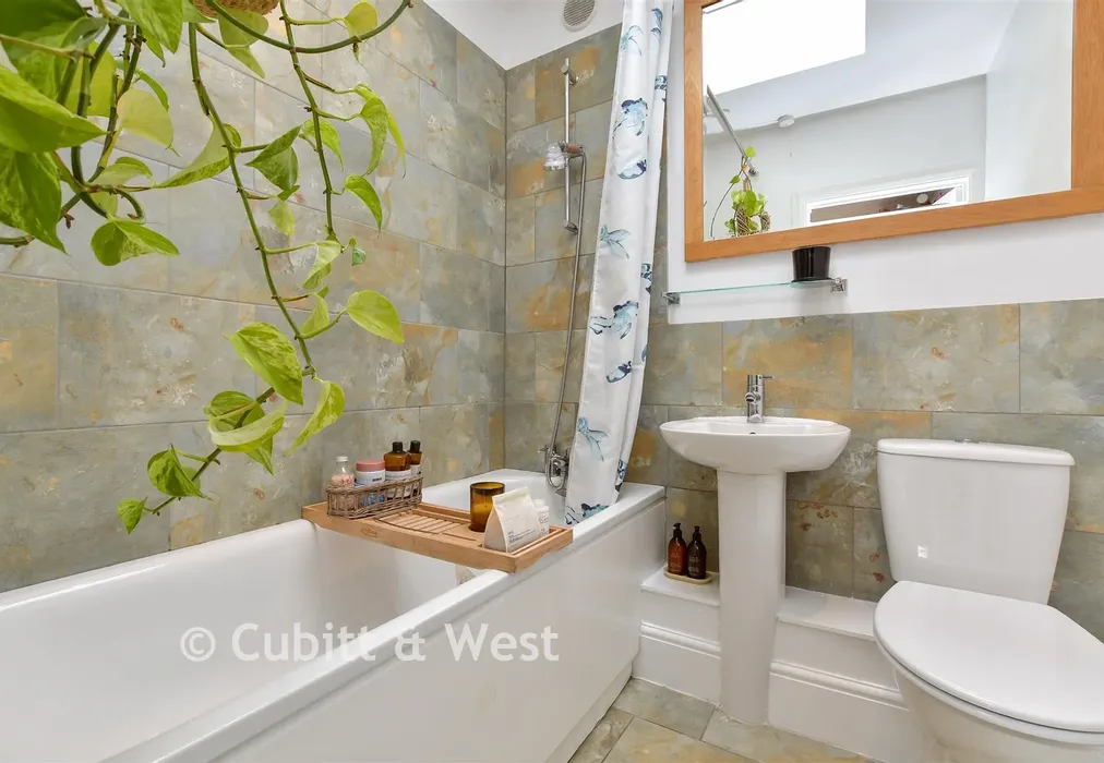 Bathroom - Kingston Road, Leatherhead, Surrey - Wards of Kent