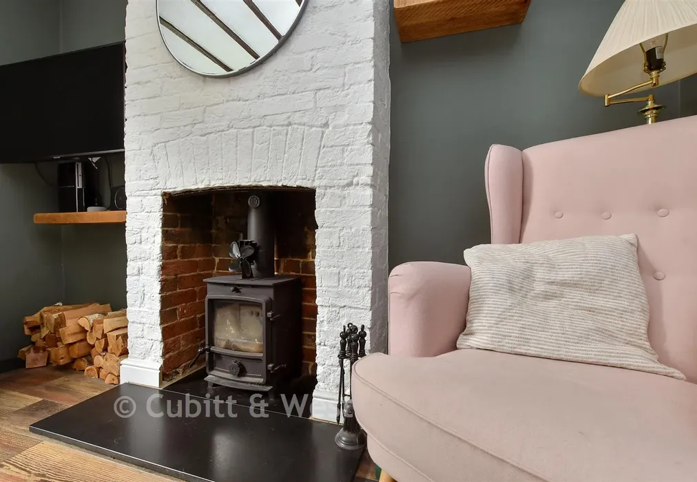 Internal Lifestyle Photograph - Kingston Road, Leatherhead, Surrey - Wards of Kent
