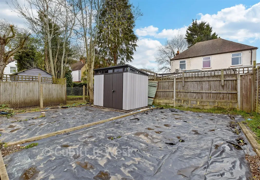 Front Garden - Kingston Road, Leatherhead, Surrey - Wards of Kent