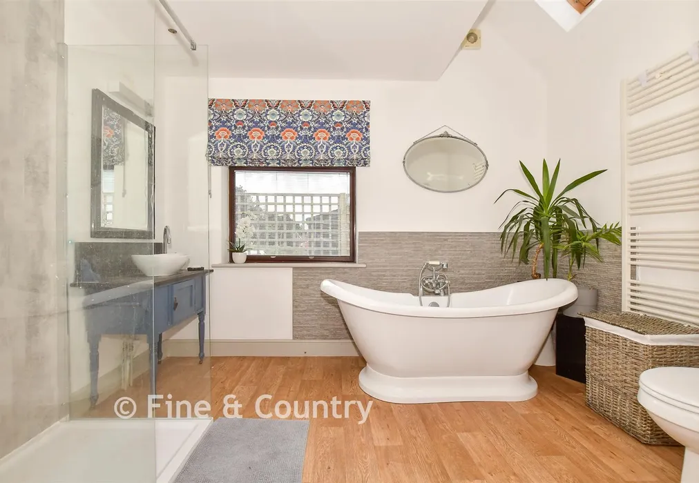 Bathroom - Preston Hill, Wingham, Canterbury, Kent - Wards of Kent
