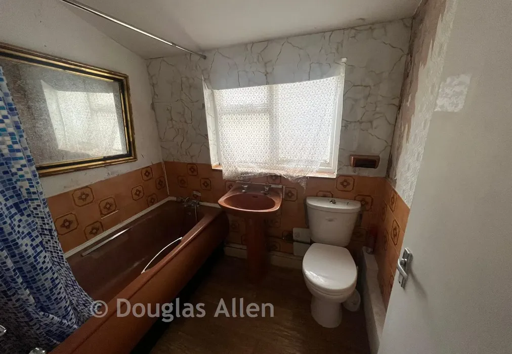 Bathroom B - Compton Avenue, East Ham - Wards of Kent