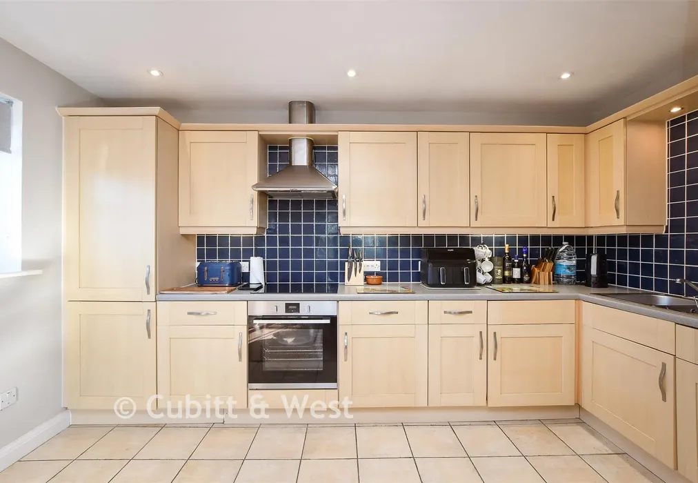 Kitchen - Priestlands Close, Horley, Surrey - Wards of Kent