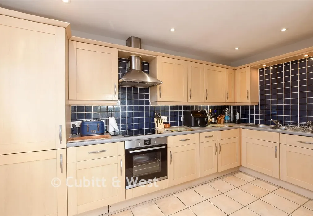Kitchen - Priestlands Close, Horley, Surrey - Wards of Kent