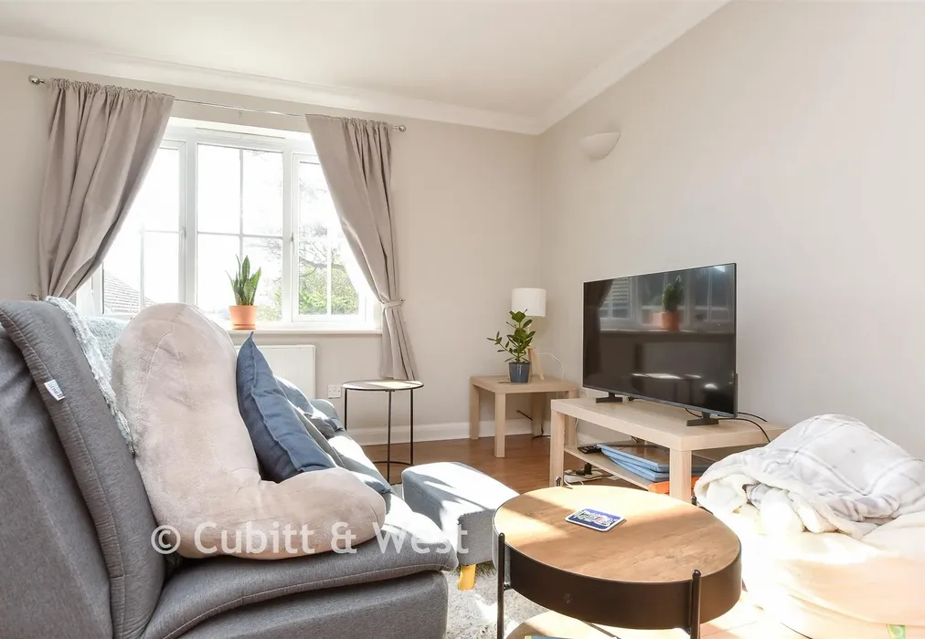 Lounge - Priestlands Close, Horley, Surrey - Wards of Kent