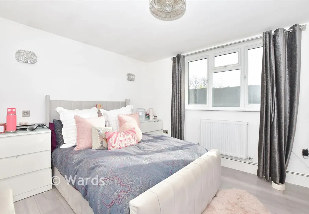 Bedroom 1 - Annexe - London Road, Ditton, Aylesford, Kent - Wards of Kent