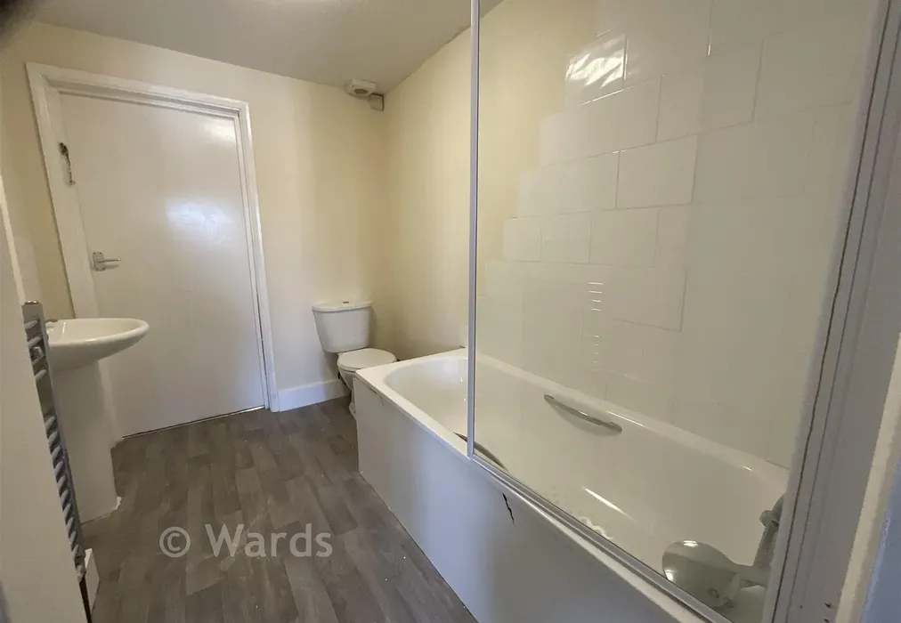 Bathroom - Guildhall Street, Folkestone, Kent - Wards of Kent